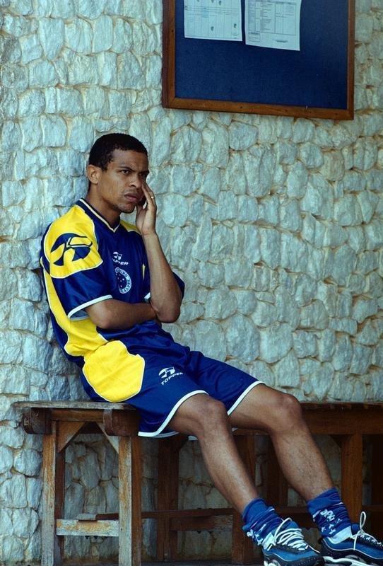 Revelado pelo Cruzeiro, Geovanni tambm passou por
Amrica, Barcelona, da Espanha, Benfica, de Portugal, Manchester City e Hull City, ambos da Inglaterra, SJ Earthquakes, dos Estados Unidos, Vitria e Bragantino