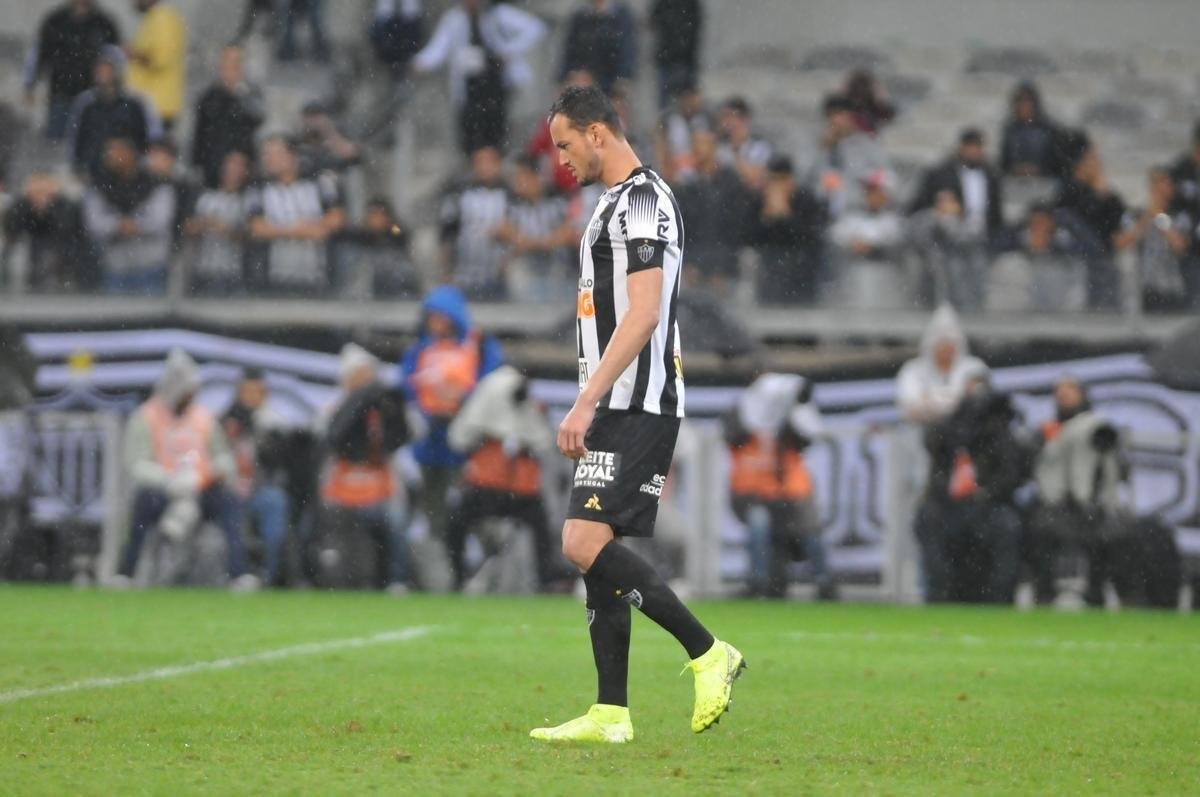 Atltico perdeu por 4 a 3 para o Coln nos pnaltis e foi eliminado da Copa Sul-Americana. Goleiro argentino Burin defendeu penalidades de Rver e Cazares