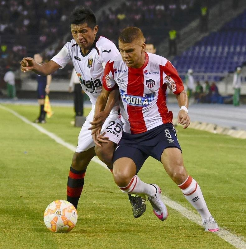 O volante colombiano Gustavo Cuéllar concedeu entrevista ao Superesportes em dezembro de 2015 confirmando o acerto com o Cruzeiro. Ele seria adquirido pelo Junior Barranquilla ao Deportivo Cali e repassado por empréstimo ao clube mineiro, com opção de compra de 70% dos direitos econômicos ao término do contrato. Por divergência de valores, a Raposa saiu do negócio em janeiro de 2016 e deu preferência ao argentino Lucas Romero, do Vélez Sarsfield, enquanto Cuéllar foi vendido ao Flamengo por 2 milhões de dólares (R$8 milhões).