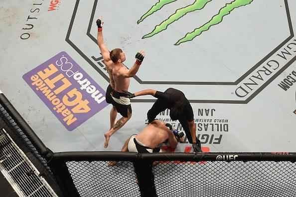 Stipe Miocic venceu Andrei Arlovski por nocaute técnico no primeiro round