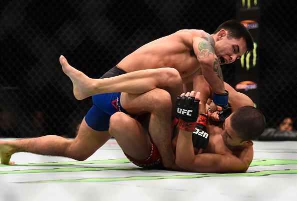 Ray Borg (luvas azuis) venceu Louis Smolka por deciso unnime (30-27, 30-26 e 30-26)