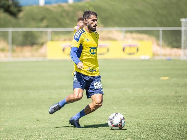 Cruzeiro estreou camisa de treino amarela durante atividade neste domingo (28/03)