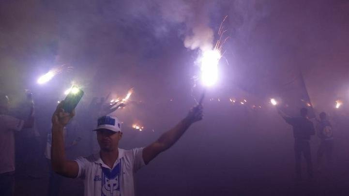 Torcida do Cruzeiro promove rua de fogo na saída da delegação da Toca da Raposa II, rumo ao aeroporto de Confins, antes da viagem para Porto Alegre. Time enfrenta o Internacional na quarta-feira, no Beira-Rio, pela semifinal da Copa do Brasil