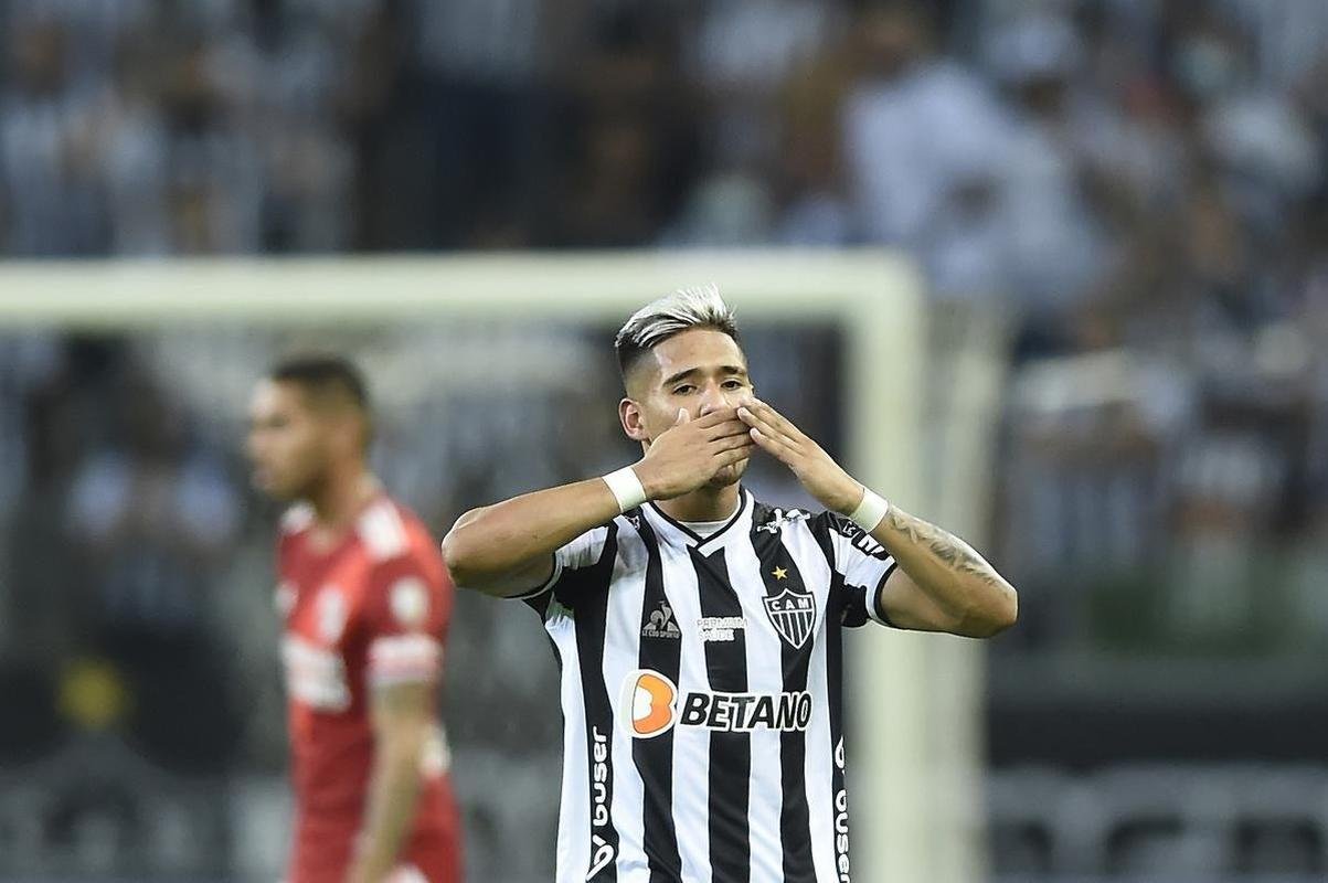 Fotos do gol de placa de Zaracho sobre o River Plate no Mineiro