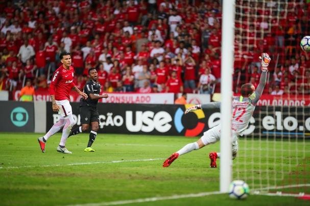 Galo derrotou Internacional no Beira-Rio com gols de Cazares e Terans; D'Alessandro descontou de pênalti