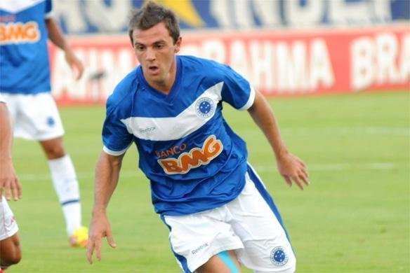 Camisa de 2011 tinha um 'v' no peito, lembrando os uniformes do Vlez Sarsfield