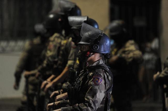 Torcida do Cruzeiro mira Srgio, Deivid e conselheiros em protesto no Horto, antes do jogo diante do Operrio-PR, pela Srie B
