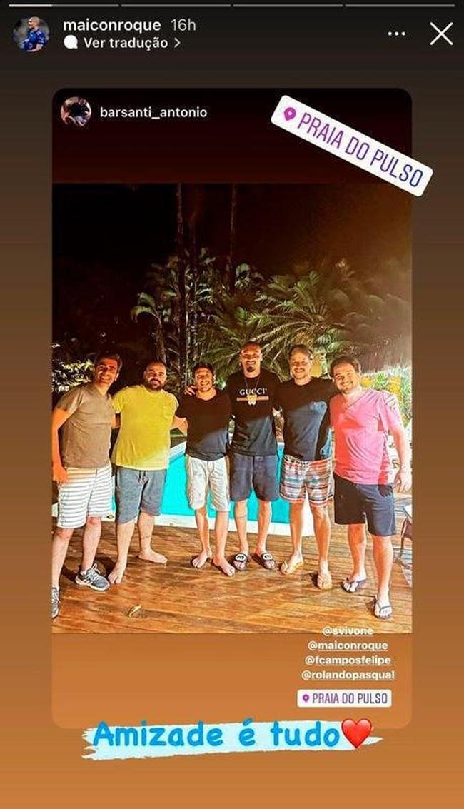 O zagueiro Maicon, que vive indefinio em relao ao seu futuro no Cruzeiro, viajou para Ubatuba, no interior de So Paulo. Na foto com amigos, ele apareceu na Praia do Pulso