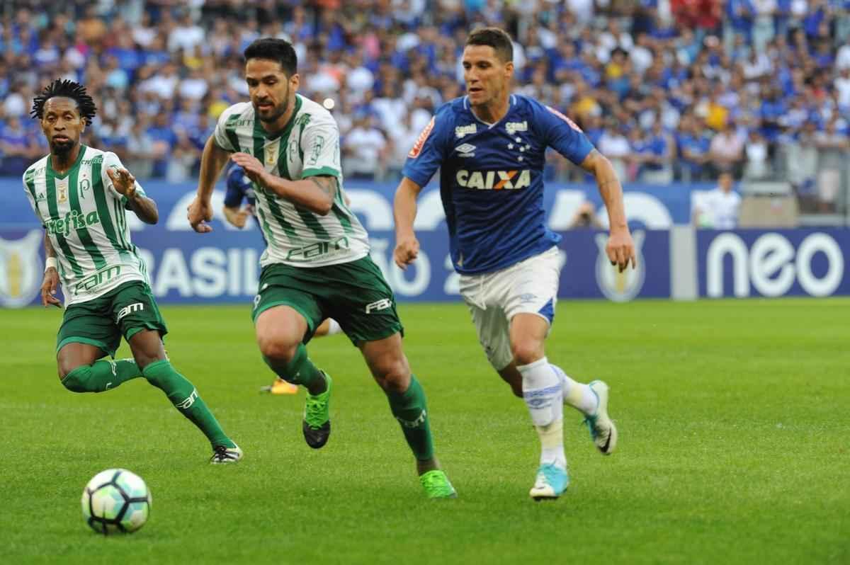 Lance de Cruzeiro e Palmeiras pela 12 rodada do Campeonato Brasileiro 