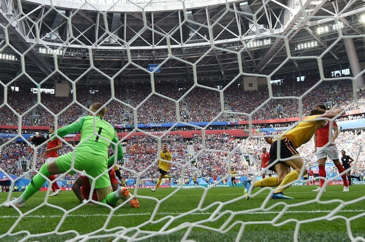 Lateral Thomas Meunier recebeu cruzamento rasteiro e empurrou de canela para o fundo do gol