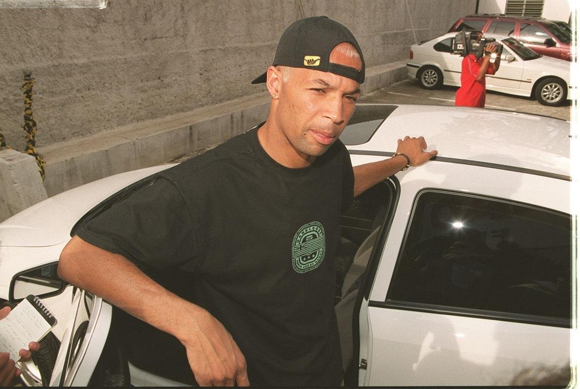 Ex-atacante Dinei (Avante), com passagens por Corinthians e Cruzeiro, no conseguiu se eleger deputado federal por So Paulo. Recebeu apenas 2.532 votos.