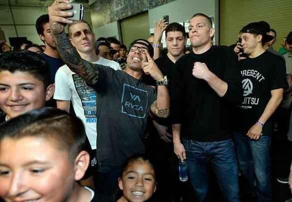 Com presença de imprensa e fãs, Conor McGregor e Nate Diaz participam de conferência em Los Angeles e esquentam clima para duelo no UFC 196