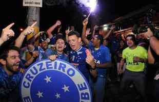 Torcedores do Cruzeiro iniciam viglia de 24 horas para aguardar final da Copa do Brasil, contra o Flamengo, no Mineiro. Esforo pelo sonho do pentacampeonato nacional.