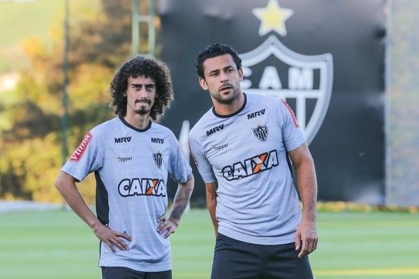 Valdívia treinou ao lado dos companheiros nesta terça