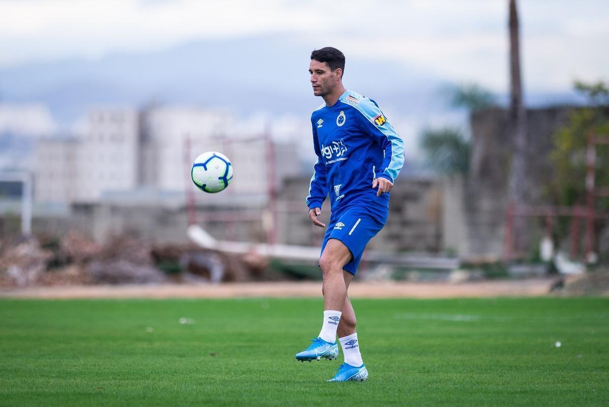 Fotos do treino do Cruzeiro na Toca da Raposa II. Time enfrenta o Internacional, nesta quarta-feira, s 21h30, no Mineiro, pela semifinal da Copa do Brasil. Mano Menezes pode apresentar novidades na escalao diante dos gachos.