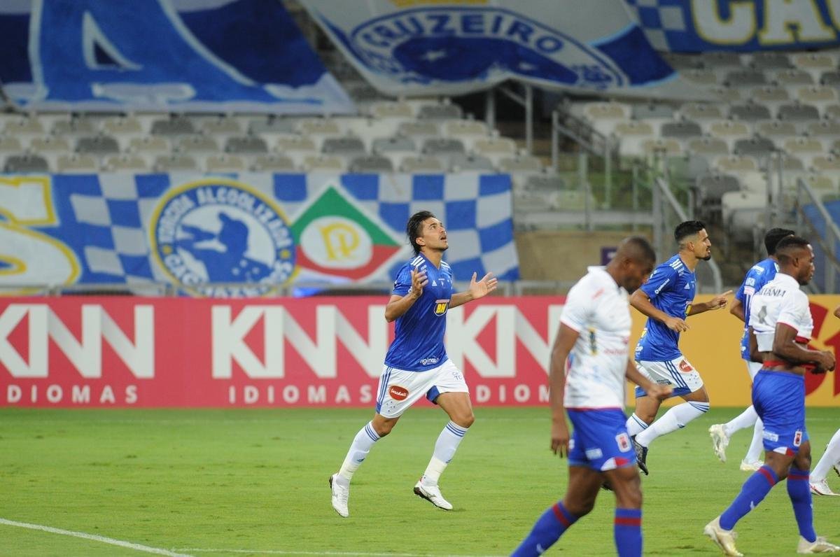 Fotos do jogo entre Cruzeiro e Paran Clube, no Mineiro, em Belo Horizonte, pela 19 rodada da Srie B do Campeonato Brasileiro
