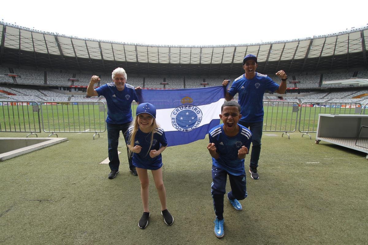 Al�cia Reis e Gabriel Henry, crian�as sempre presentes e marcantes na campanha do acesso do Cruzeiro