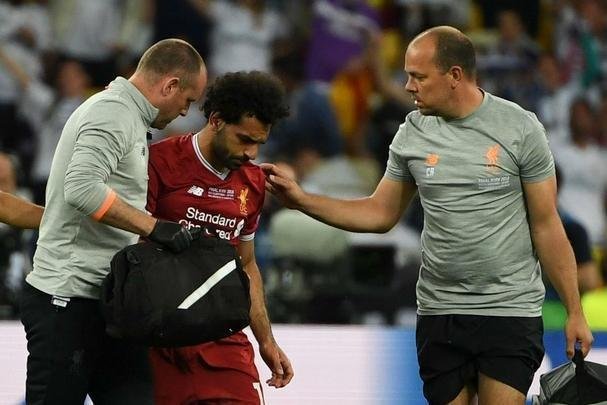 Salah, do Liverpool, sofreu falta de Sergio Ramos, machucou ombro esquerdo e deixou a final no primeiro tempo