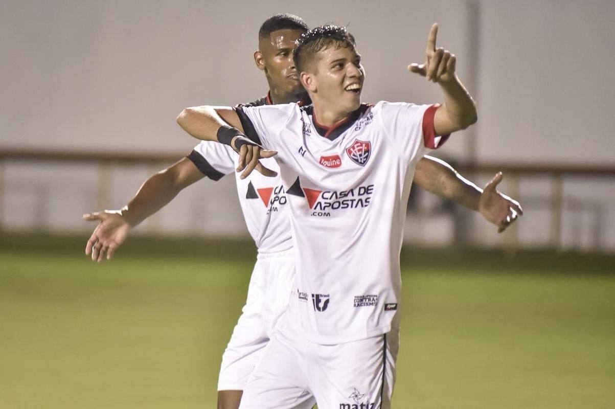 Cruzeiro foi goleado por 3 a 0 pelo Vitria no Barrado em jogo pela 36 rodada da Srie B do Campeonato Brasileiro de 2021