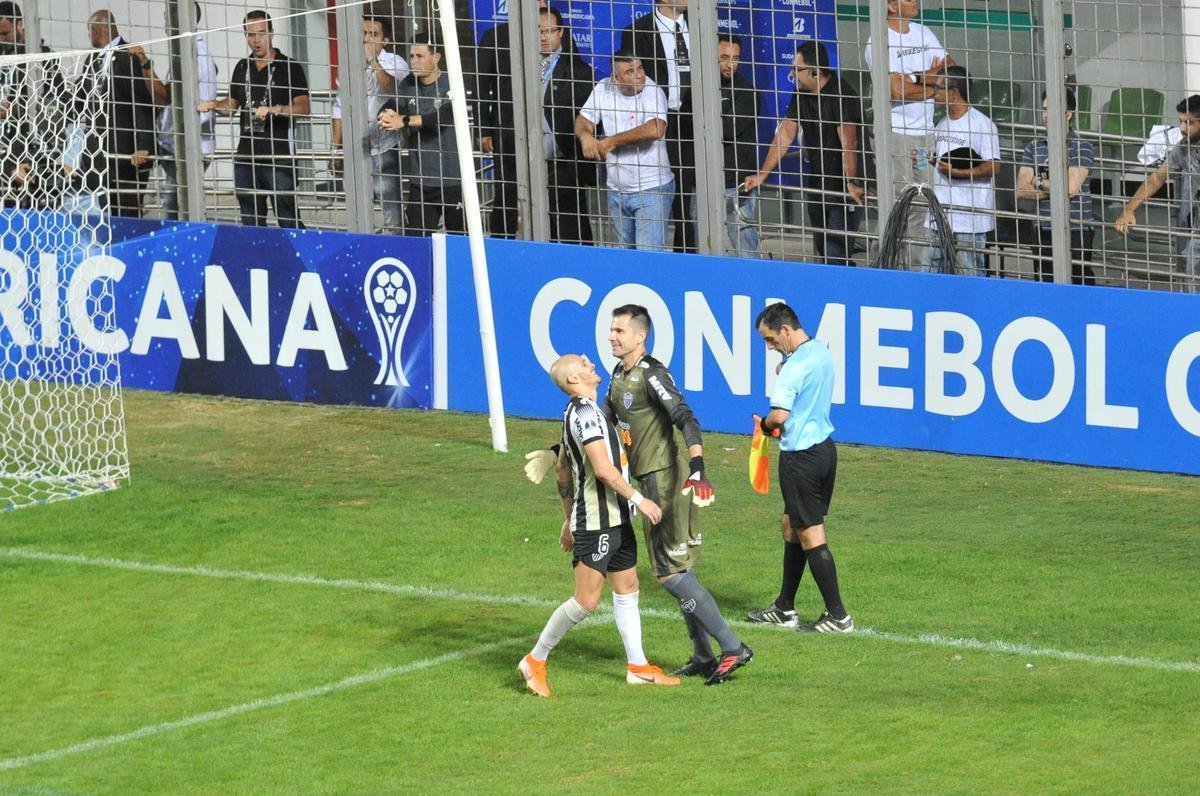 Depois de vitria do Atltico por 1 a 0 no tempo normal, Victor pegou trs pnaltis do Unin La Calera e levou o time alvinegro s oitavas de final da Sul-Americana