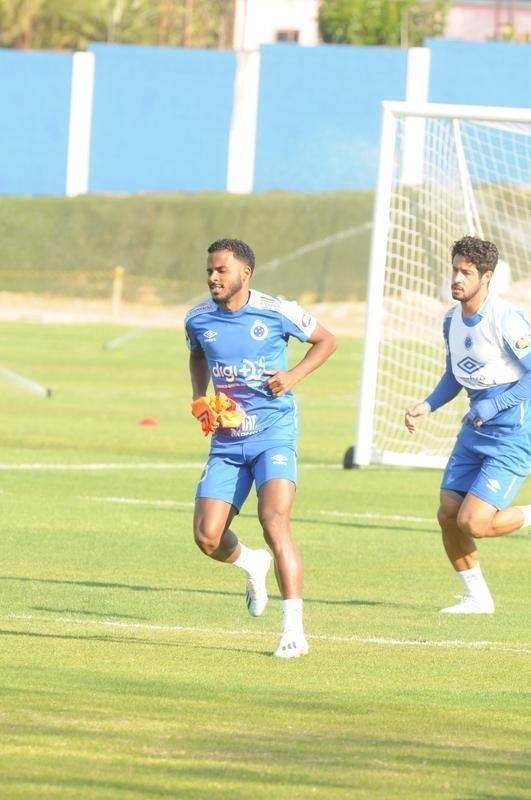 Cruzeiro fez nesta segunda-feira  tarde, na Toca da Raposa II, o ltimo treino em Belo Horizonte antes da partida contra o Internacional, quarta, no Beira-Rio, pela semifinal da Copa do Brasil. O tcnico Rogrio Ceni deve escalar Fbio; Edilson, Ded, Fabrcio Bruno (Leo) e Egdio (Dod); Henrique e Robinho; Marquinhos Gabriel; Thiago Neves e David; Pedro Rocha. Servindo  Seleo Colombiana, Orejuela est fora do jogo.