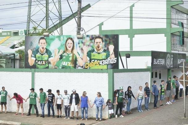 Pela última rodada do Campeonato Brasileiro, a Chapecoense receberia o Atlético na Arena Condá. Com a tragédia envolvendo a delegação da equipe catarinense, a rodada deste fim de semana não aconteceu, sendo adiada para o próximo. Solidário à Chape, que, além de perder jogadores e comissão técnica, não possui condições psicológicas para entrar em campo, o Atlético se pronunciou contra a realização da partida