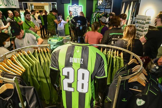 Reforço do Coelho, Benítez foi apresentado após sessão de fotos e autógrafos