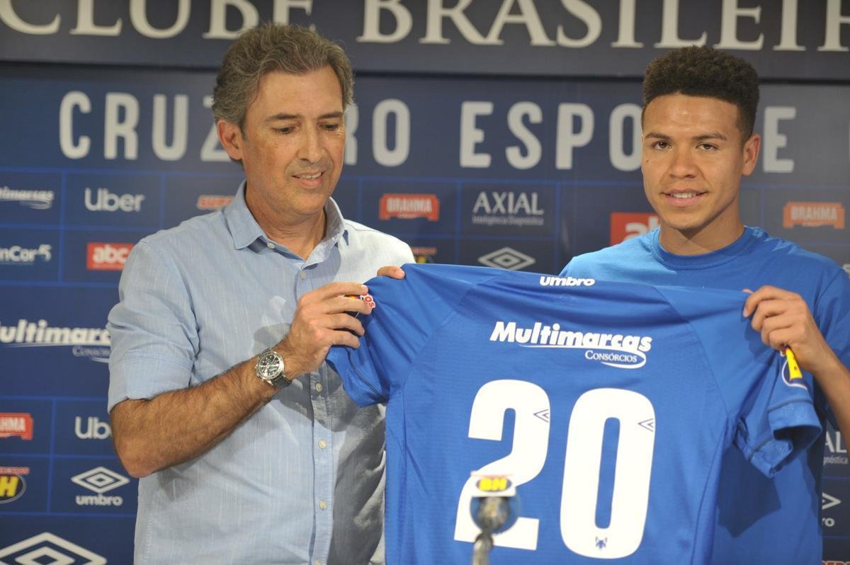Fotos da apresentao de meia Marquinhos Gabriel no Cruzeiro (Alexandre Guzanshe/EM D.A Press)