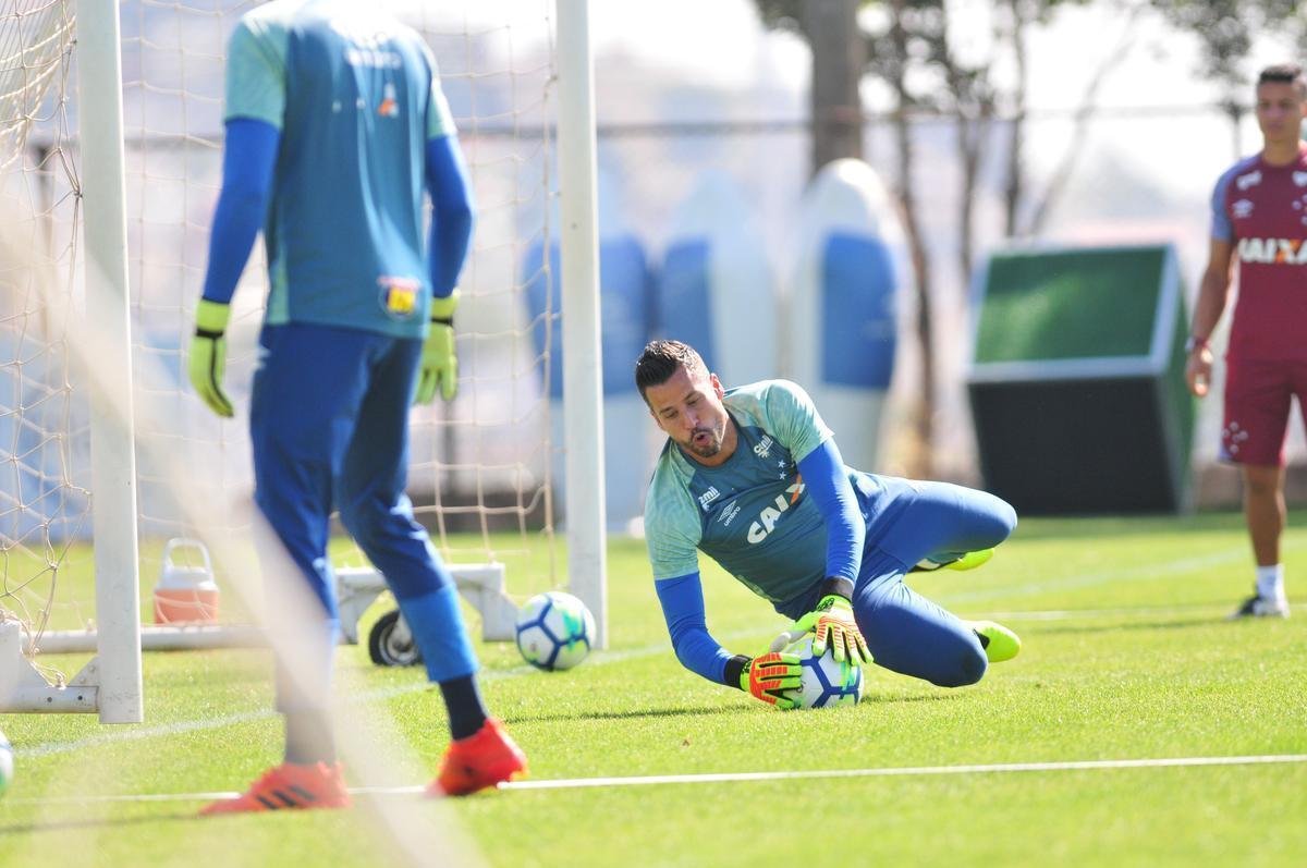 Imagens do treino do Cruzeiro com a presena do presidente Wagner Pires de S