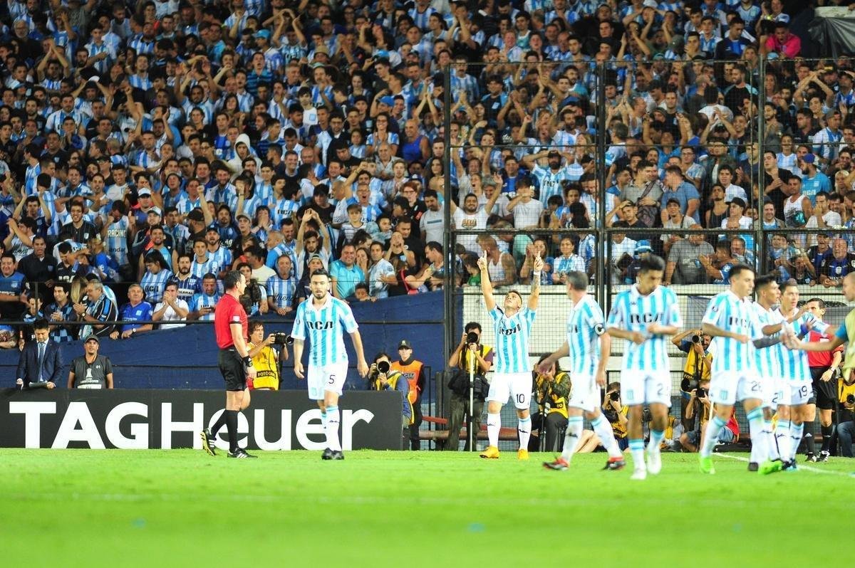 Lautaro Martnez, nome do jogo, marcou o segundo gol do Racing ainda no primeiro tempo