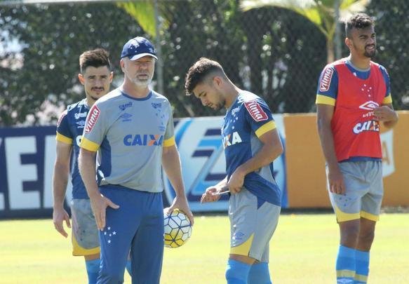 Mano Menezes comandou treino tático em seu segundo dia no retorno ao Cruzeiro