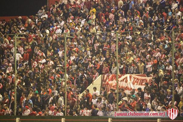 O estádio é conhecido por ser um caldeirão, com arquibancadas coladas no gramado