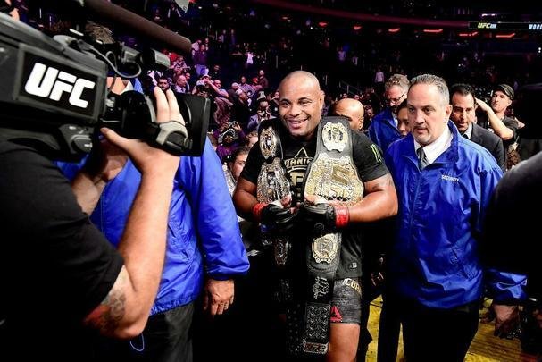 Daniel Cormier venceu Derrick Lewis por finalização e manteve cinturão dos pesados