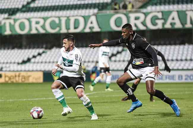 Coritiba perdeu jogo e invencibilidade em casa para o Botafogo, mas permaneceu lder 
