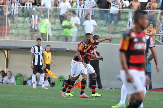 Paulinho comemora gol do Flamengo no Independ�ncia