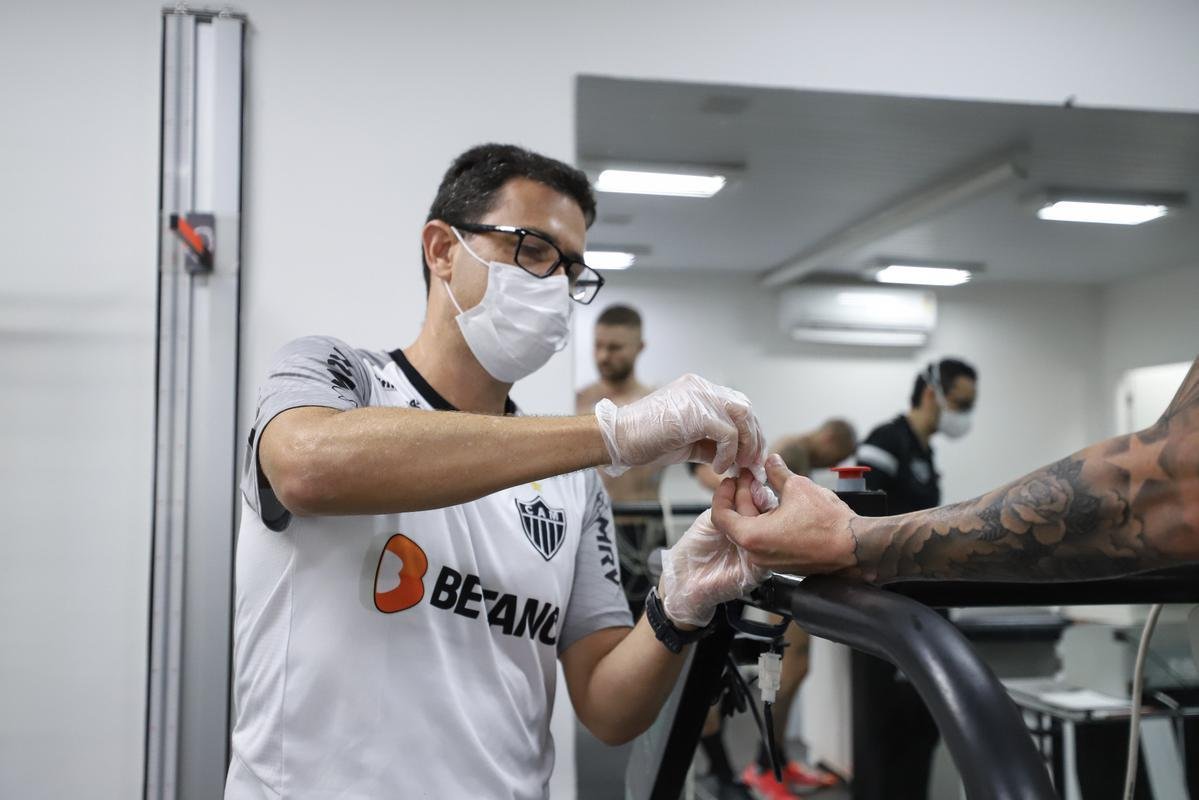 Nesta tera-feira (18), o Atltico realizou o segundo dia de trabalhos na pr-temporada 2022. Novamente com trabalhos fsicos, os atletas fizeram atividades na academia e tambm de corrida nos campos da Cidade do Galo, em Vespasiano. Ausncia, o atacante Jefferson Savarino busca solucionar burocracias para retornar da Venezuela e se juntar ao grupo alvinegro.