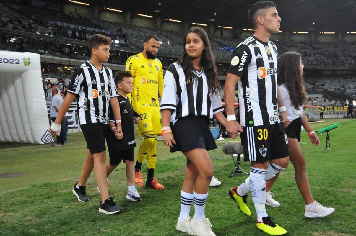Mascotinhos do Atltico no jogo contra o Juventude, no Mineiro, pelo Campeonato Brasileiro de 2022