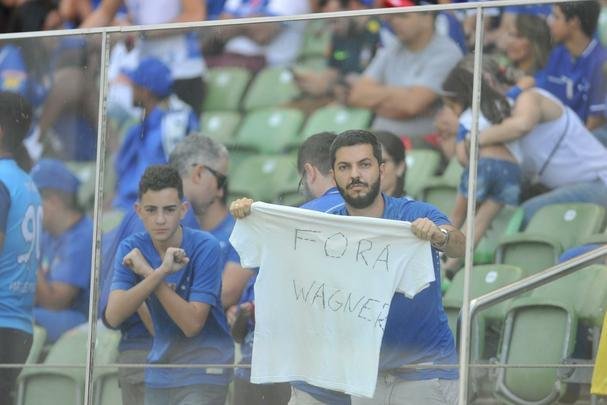 Segurana do Cruzeiro tenta impedir protesto de torcedor na arquibancada do Independncia