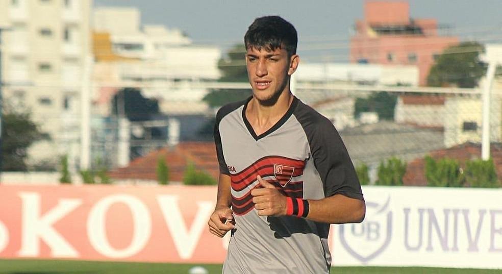 Pedrinho - destacou-se ao marcar seis gols em 17 partidas pelo Oeste, rebaixado à terceira divisão com a pior campanha da Série C (29 pontos). Individualmente, ganhou visibilidade no mercado da bola em virtude do estilo de movimentação, agilidade e ousadia contra as marcações adversárias. O jovem de 21 anos pertence ao Athletico-PR.