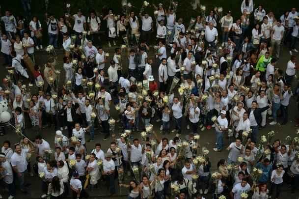 Lugar destinado a futebol e muita alegria, o Estdio Atanasio Girardot foi palco de homenagens e emoo. Com roupas brancas e flores nas mos, torcedores do Atltico Nacional fizeram viglia no local que seria, nesta quarta-feira, palco do jogo de ida da final da Copa Sul-Americana. Mas o desastre areo que matou grande parte da delegao da Chapecoense, convidados e jornalistas brasileiros impediu a realizao da festa. No lugar da bola rolando, tristeza e solidariedade. E milhes de entusiastas do esporte espalhados por todo o planeta dispostos a desejar fora  Chape. As imagens acima mostram que tudo isso  muito mais que futebol. O Nacional, atual campeo da Copa Libertadores, mostra todo o seu apoio ao clube catarinense, agora em busca de reconstruo para tocar seu caminho (CRDITO: AFP / STR / RAUL ARBOLEDA).