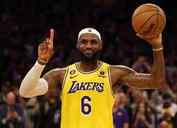 Ala do Lakers soma agora 38.390 pontos e supera os 38.387 de Kareem Abdul-Jabbar; foram 23.119 do Rei pelo Cavaliers, 7.919 por Heat e 7.352 no Lakers