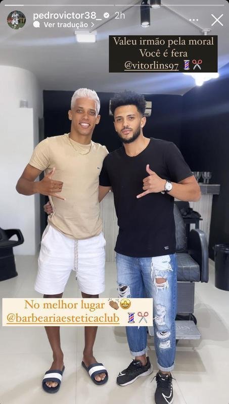 Pedrinho fez mudana no visual, com platinado no cabelo.