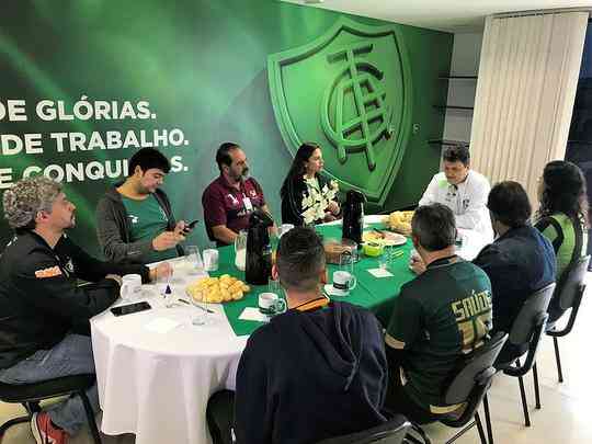 Adilson Batista recebeu grupo de torcedores do Amrica em caf da manh no CT Lanna Drumond