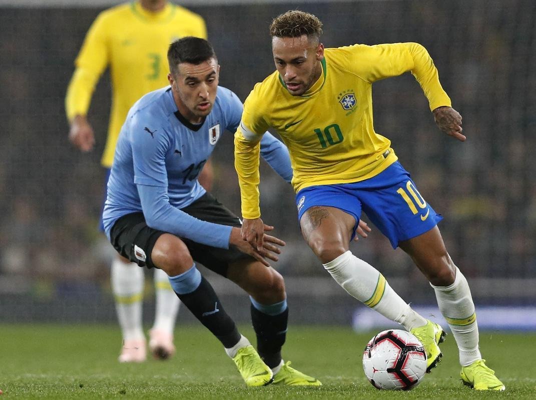 Brasil vence o Uruguai no penltimo teste da temporada. Neymar, de pnalti, garante triunfo em Londres