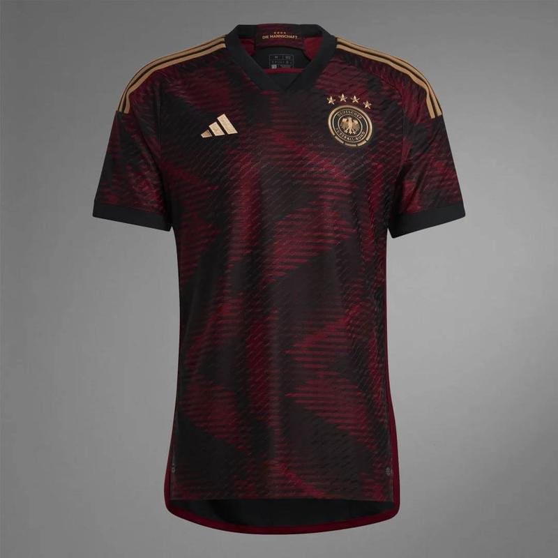A camisa II da Alemanha para a Copa do Catar  preta com detalhes em bord e foi produzida pela Adidas