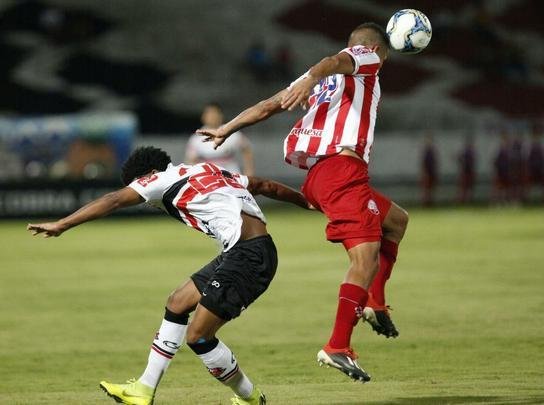Equipes se enfrentaram no estdio do Arruda pela nona rodada da Srie C.
