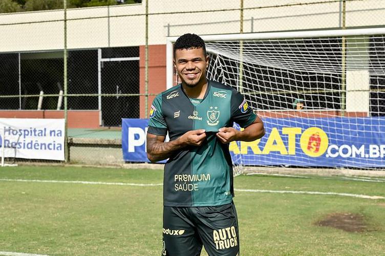 O meia-atacante Yan Sasse foi o sexto reforço anunciado pelo América na temporada. O ex-jogador do Coritiba assinou contrato até maio de 2022.