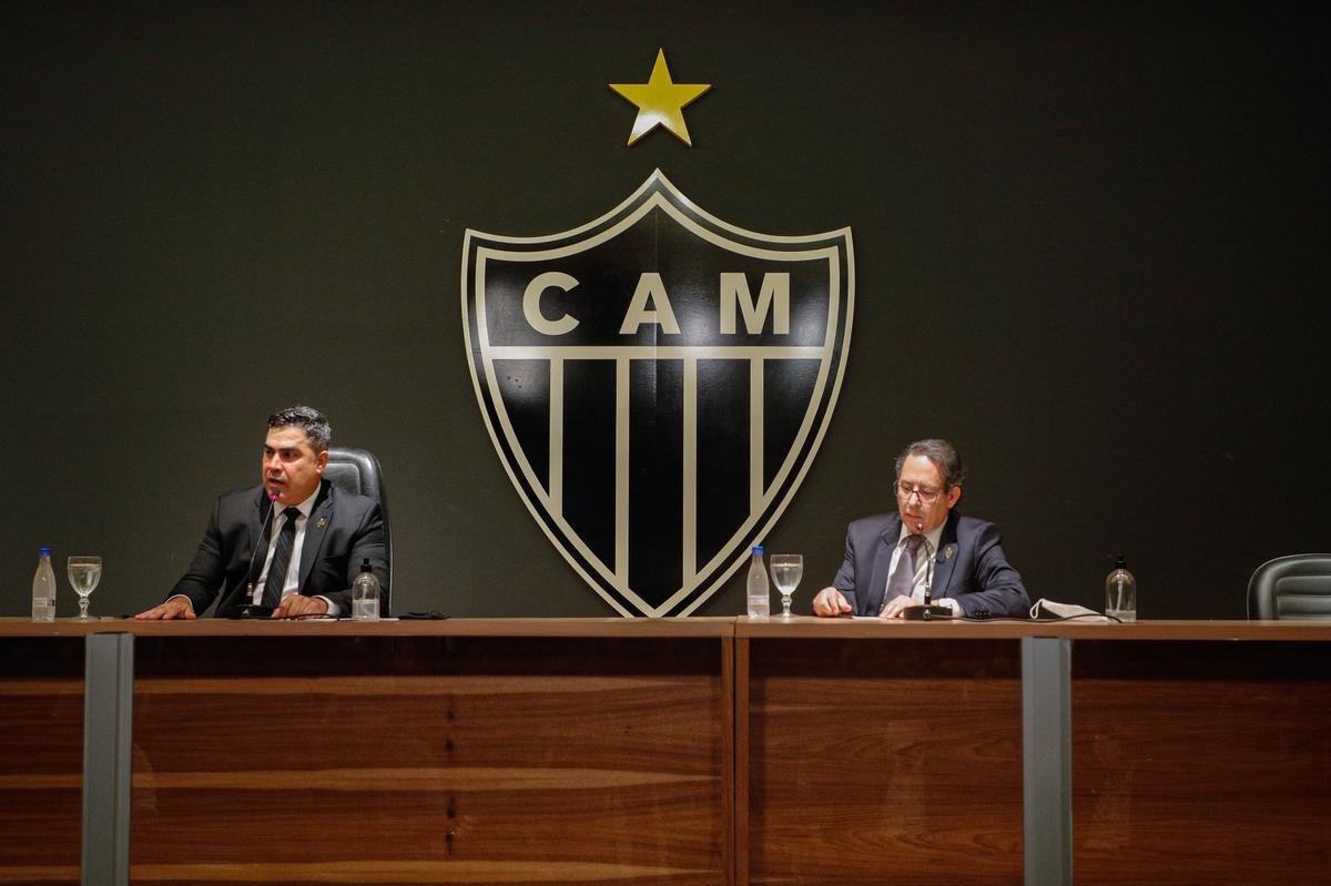 Presidente Srgio Sette Cmara anunciou nesta quinta-feira que no se canditar  reeleio no Atltico. Ao lado do vice, Lsaro Cndido da Cunha, ele fez um balano dos trs anos de gesto