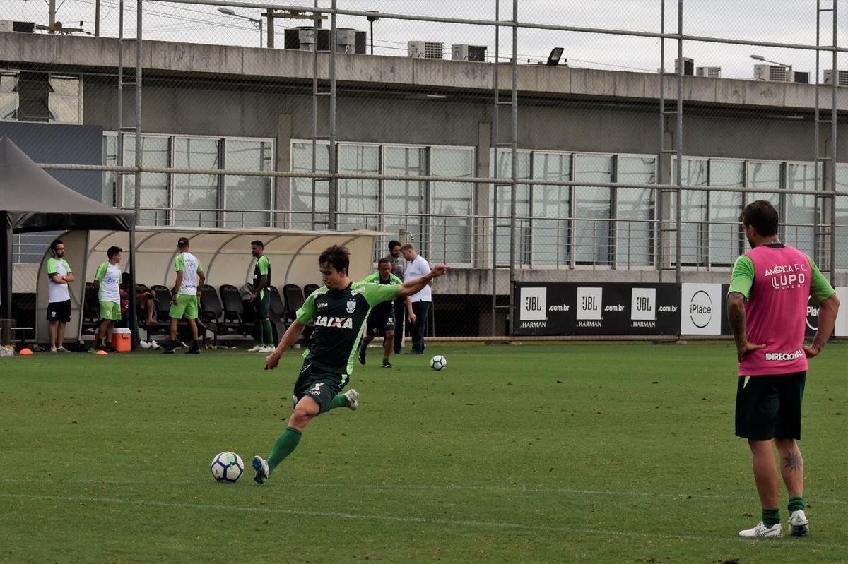 Treino do Amrica no CT do Grmio, em Porto Alegre, antes de 'deciso' contra o Inter pelo Brasileiro