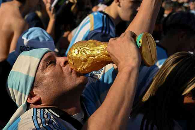 Goleiro da Argentina aparece de cabelo pintado com cores da bandeira
